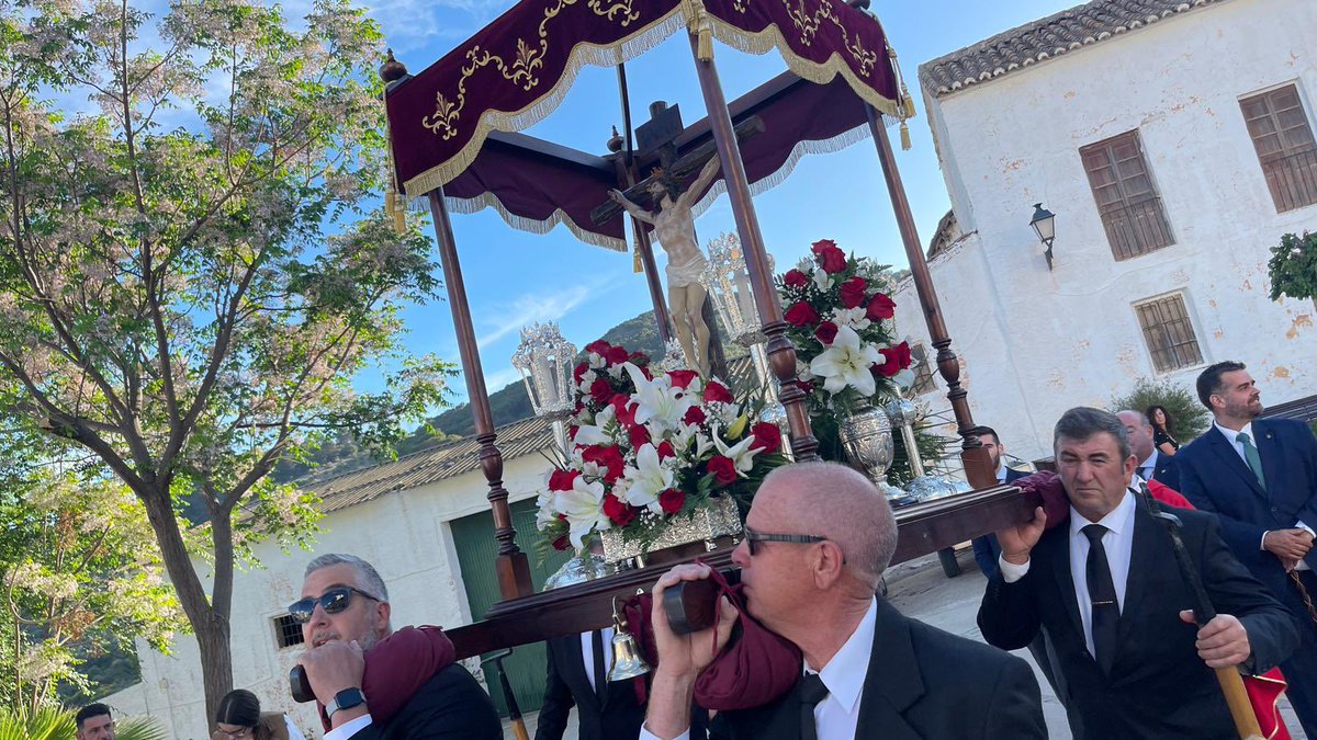 manolo_baron's tweet photo. Celebrando con mis compañeros el Día de la Santa Vera Cruz en #Cauche y #Antequera. Enhorabuena a los vecinos de Villanueva de Cauche y a @AlejandroPasM, al igual que a la Cofradía de @EstudiantesATQ por sus magníficas celebraciones en honor a sus Titulares. https://t.co/yxRJQDLgxF