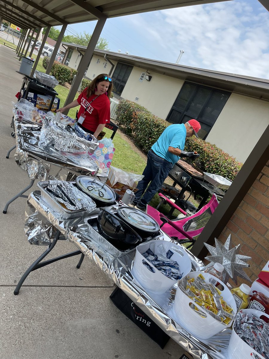 InterventionSVC's tweet photo. @farinefalcons has been celebrating teachers all week and today @ngonzalezperez and her father cooked burgers and hotdogs for all of the staff. Thank you for including our Dyslexia Interventionists @ms_marcyb @neystel2001 https://t.co/2itiZGFscx