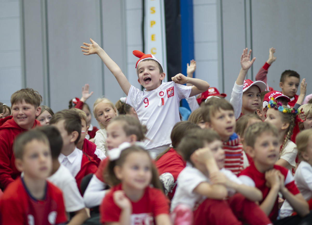 Polish Dual Language students and staff at Clearmont Elementary gathered for their annual celebration of Polish Constitution Day on Wednesday. 

Staff led students in singing, shared Polish history and heritage, took part in trivia, and more: bit.ly/3NB1nEE