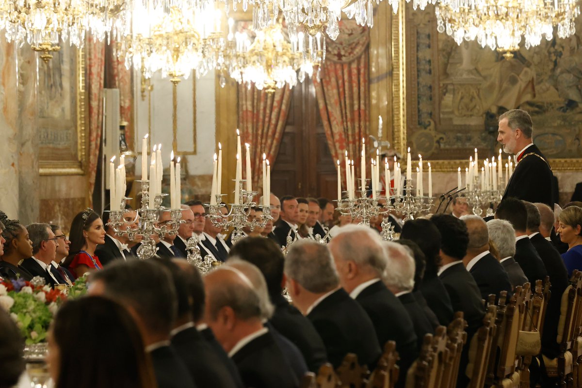 CasaReal's tweet photo. Los Reyes, durante la cena de gala que han ofrecido en el Palacio Real de Madrid, con motivo de la Visita de Estado del presidente y la primera dama de la República de Colombia.
➡️https://t.co/SdlrHYOWG9 https://t.co/sXNpfJnOMn