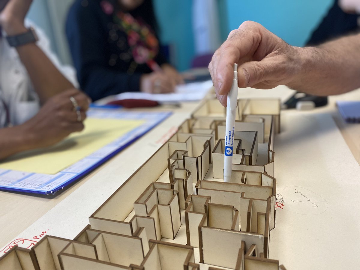 FablabBicetre's tweet photo. ATELIER POPUP à la Policlinique @Hopital_Bicetre @APHP 

👉🏼 Création de repères visuels dans le service pour faciliter l’orientation des #patients entre les différents espaces de consultation

🔴 Des parcours adhésifs colorés au sol qui pourront être réalisés au #Fablab https://t.co/S9B8Uw9TGj