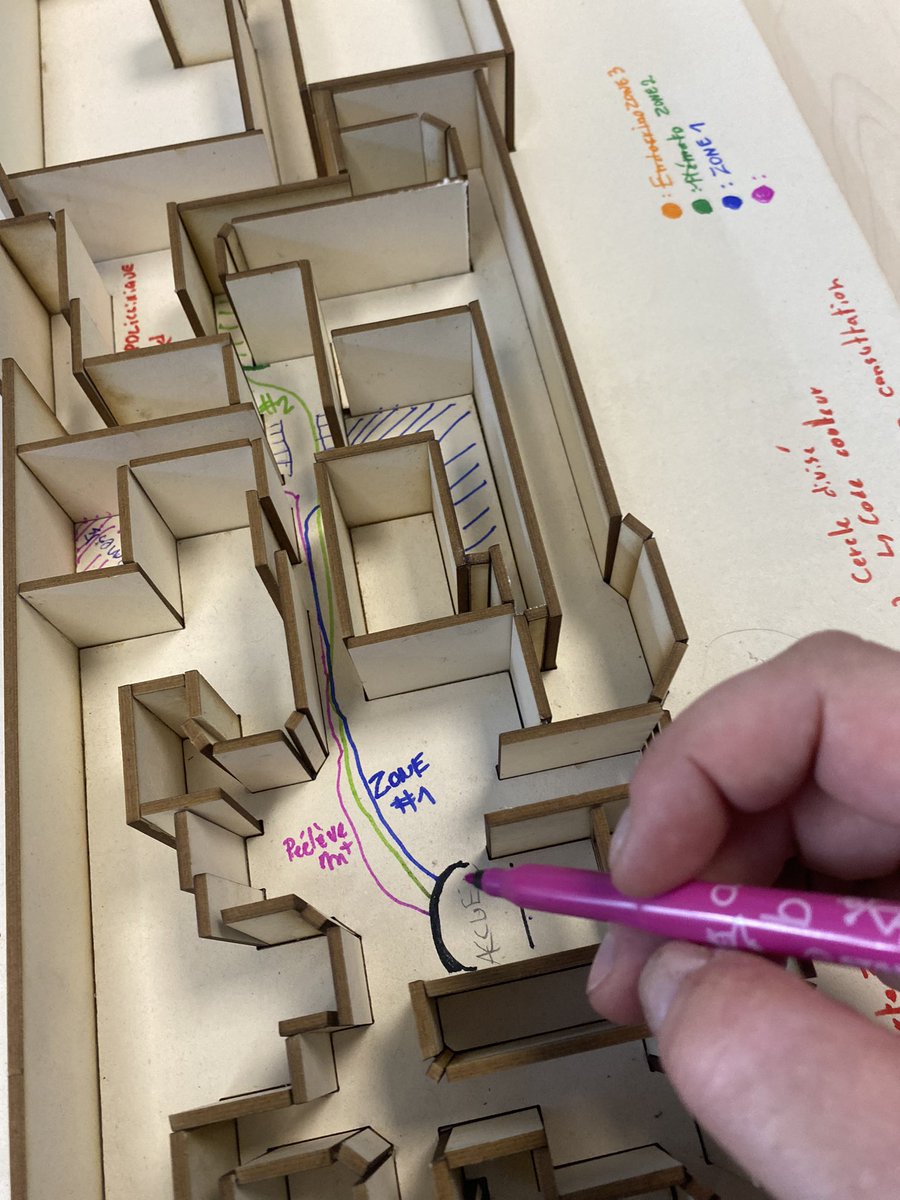ATELIER POPUP à la Policlinique <a href="/Hopital_Bicetre/">Hôpital Bicêtre AP-HP</a> <a href="/APHP/">Assistance Publique – Hôpitaux de Paris (AP-HP)</a> 

👉🏼 Création de repères visuels dans le service pour faciliter l’orientation des #patients entre les différents espaces de consultation

🔴 Des parcours adhésifs colorés au sol qui pourront être réalisés au #Fablab