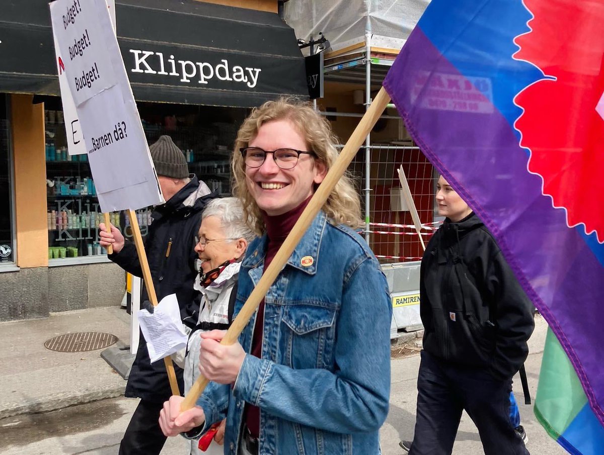 VVaxjo's tweet photo. Vilken fullständigt FANTASTISK 1maj vi hade i Växjö! Inledning av @Allinrep2 , tåg med över 200 deltagare bl.a. @Schelinaren och därefter tal av @GarmerMaria och Ilyas Hassan ✌🏼🚩 https://t.co/ac2XJVsYk3