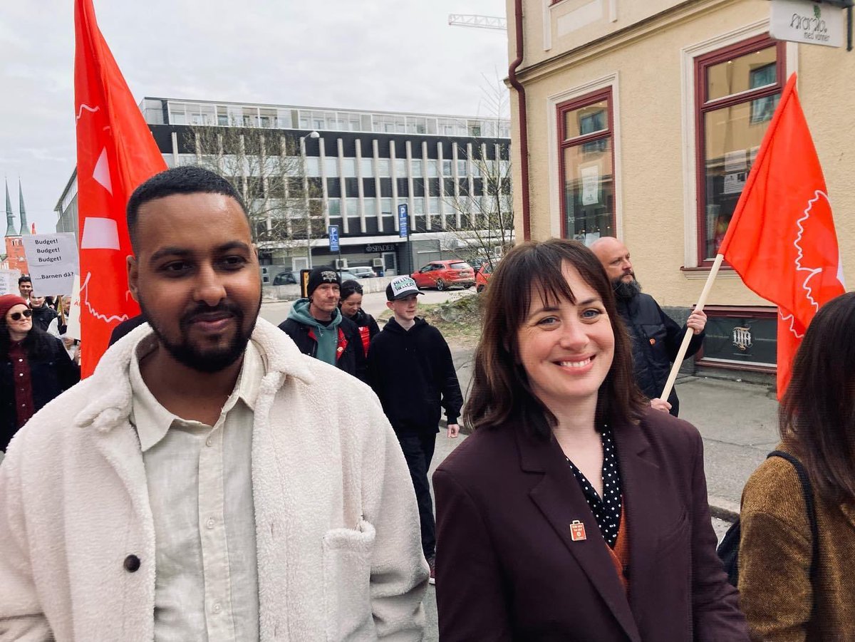 VVaxjo's tweet photo. Vilken fullständigt FANTASTISK 1maj vi hade i Växjö! Inledning av @Allinrep2 , tåg med över 200 deltagare bl.a. @Schelinaren och därefter tal av @GarmerMaria och Ilyas Hassan ✌🏼🚩 https://t.co/ac2XJVsYk3