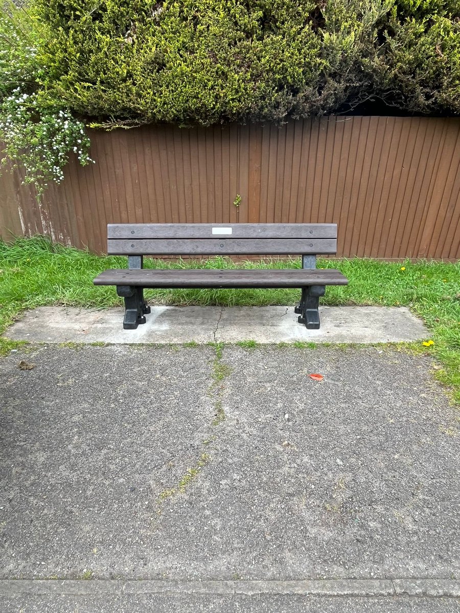 The worn out bench on Kings Hill has today been replaced. 

Out with the old and in with the new bench.

#Greadcornardparishcouncil

#rest

#Glasdon 

#recycled 

<a href="/SudburyTC/">Sudbury Town Council</a> <a href="/TownOfSudbury/">Sudbury, Suffolk</a> <a href="/Suff_highways/">Suffolk Highways</a>