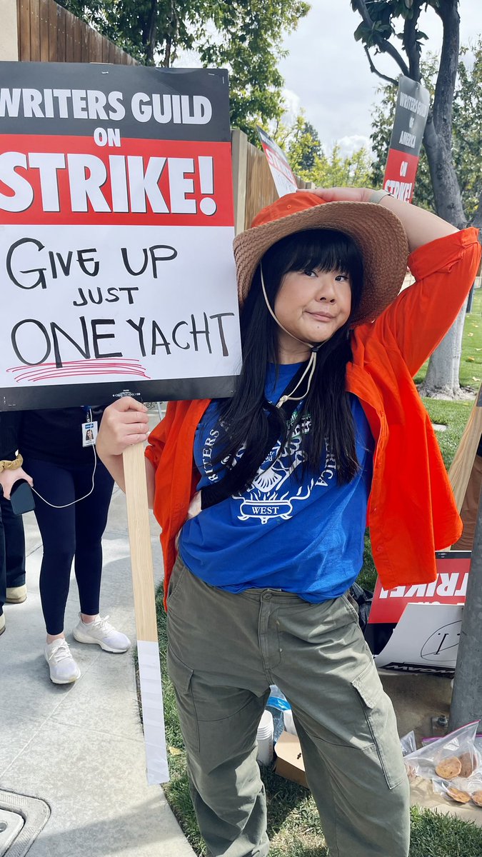 THIS THREAD IS OF MY FAVE PICKET SIGNS. reply to the sign to help me tag and give credit if i don't have it! thank you! 🙏🏽 @WGAWest @WGAEast #WritersStrike ✊🏽
