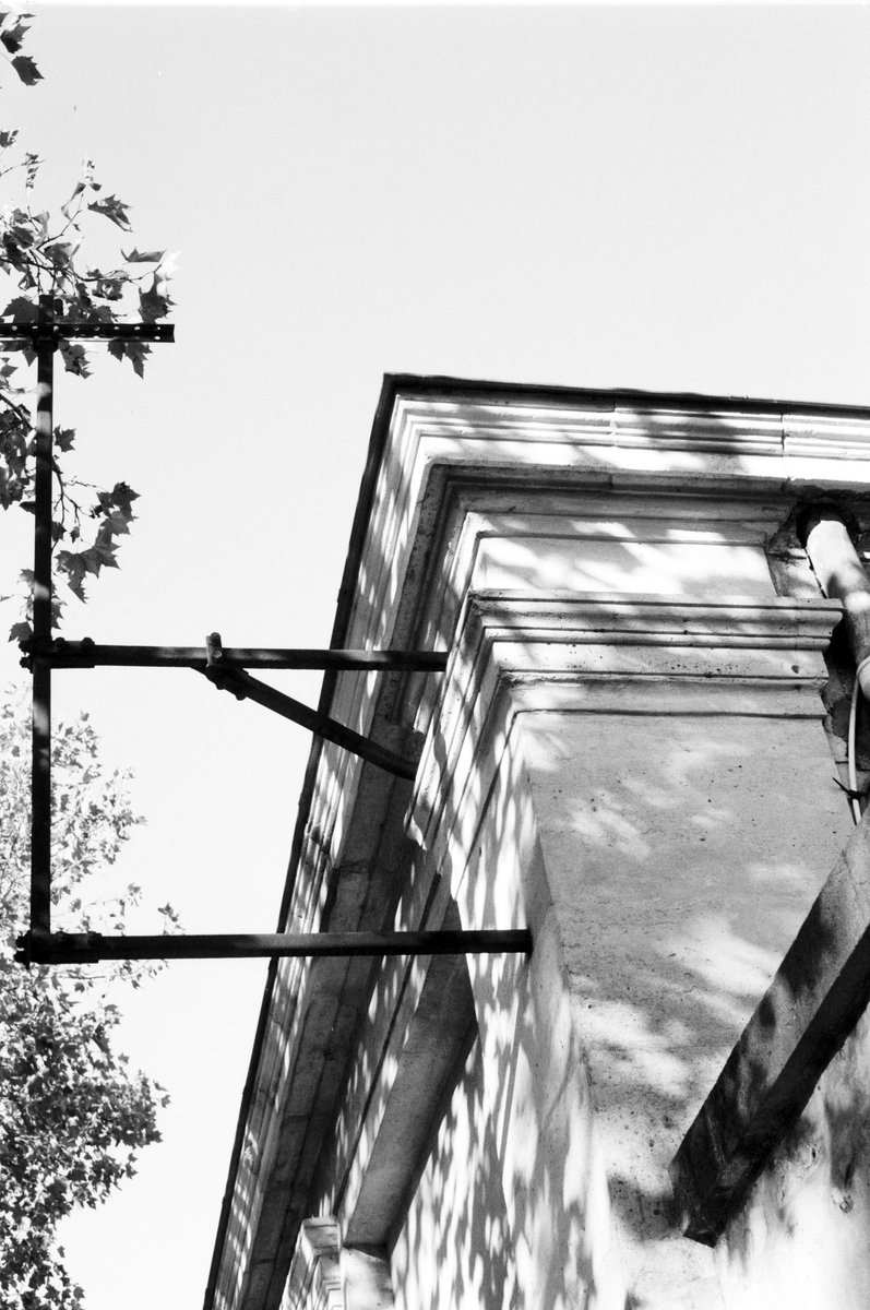 #roof #vintage #streetphotography #france #canonlens #filmphotography  #paris #35mm #35mmphotography #analog #vintagecamera #vintagecanon #argentique #foma #fomapan100 #bnw #ishootfilm #staybrokeshootfilm #buyfilmnotmegapixels #analogphotography #filmisnotdead #ishootfilm #ca...