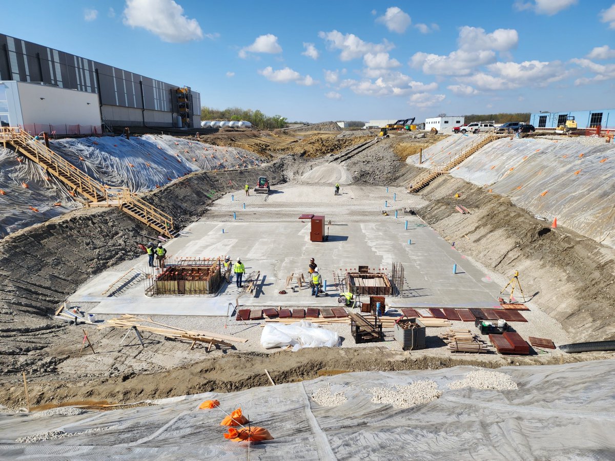 PIP2accelerator's tweet image. On a recent sunny day, work continued on the #PIP2 Linac Complex!

#FutureofFermilab

📷: Bryant Stewart