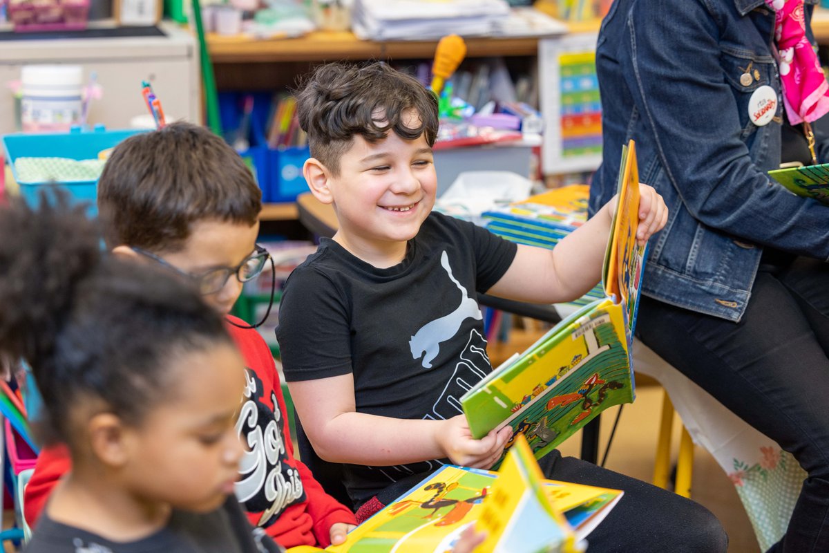 RCSDNYS's tweet image. Look at this happy reader! 📚😊 If you have a child under the age of 5, you can also get free books from the Dolly Parton Imagination Library! Visit the link to sign up! rochesterimaginationlibrary.org

#ONERCSD #ChildrensBookWeek #RCSDreads