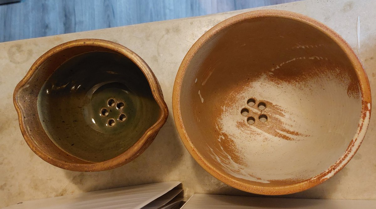 Some stoneware pots with drainage holes perfect for indoor or outdoor plants 🌼🍀