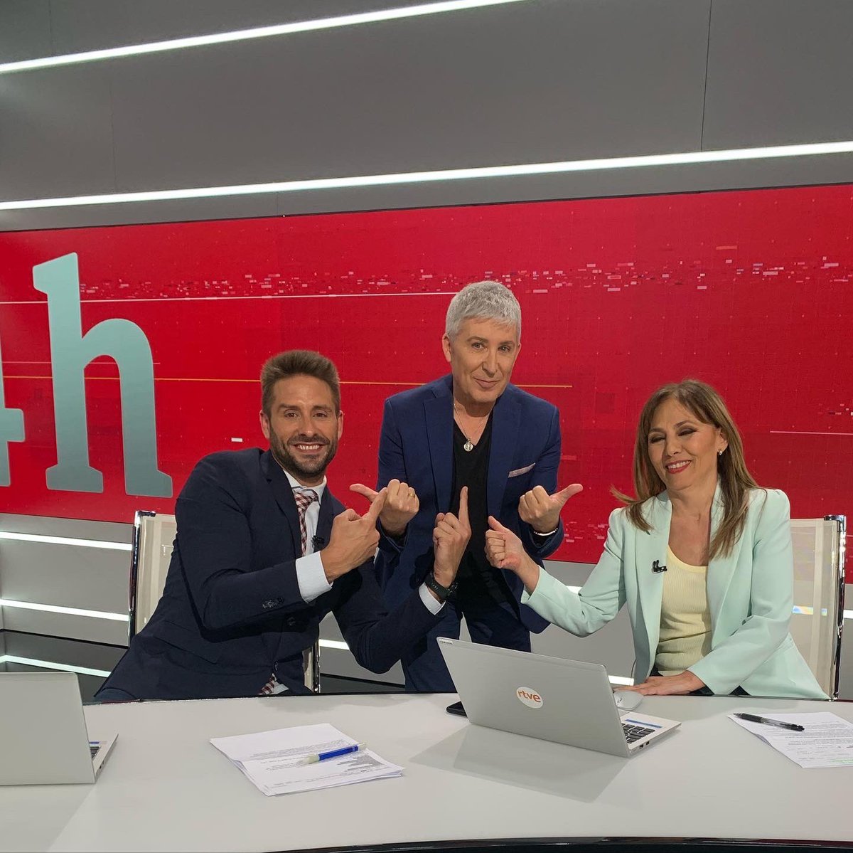 angelponstv's tweet photo. ¡Divirtiéndome como un niño en una fiesta de cumpleaños! 😂🎉🎤 Entrevistas en el #canal24horas a escritores, directora y actor de cine, y músico. Y todo ellos solo en un fin de semana🤩🎭 #EntrevistasCulturales #FanTotal #periodismo #noticias #entretenimiento https://t.co/9O3oUXKhQZ