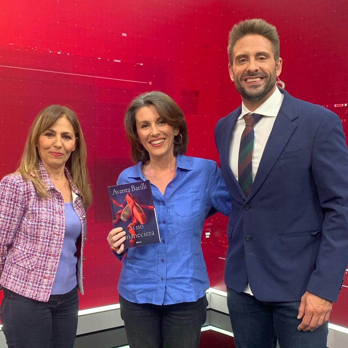 angelponstv's tweet photo. ¡Divirtiéndome como un niño en una fiesta de cumpleaños! 😂🎉🎤 Entrevistas en el #canal24horas a escritores, directora y actor de cine, y músico. Y todo ellos solo en un fin de semana🤩🎭 #EntrevistasCulturales #FanTotal #periodismo #noticias #entretenimiento https://t.co/9O3oUXKhQZ