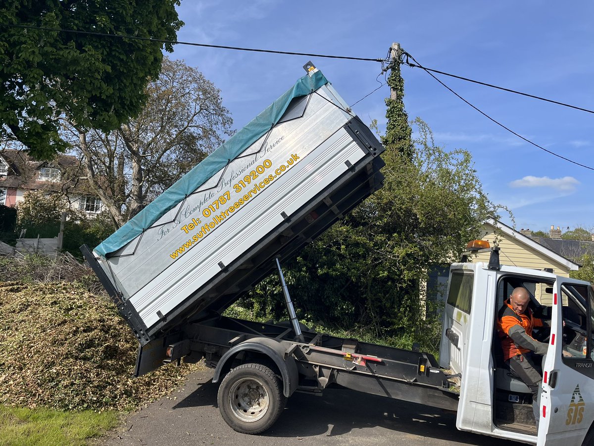 Thanks to Andy from Suffolk Tree Services Ltd for donating a huge load of wood-chip to the Sudbury Allotments today, this will make a lot of allotment holders very happy.

🥕 🥦 

<a href="/SudburyTC/">Sudbury Town Council</a>