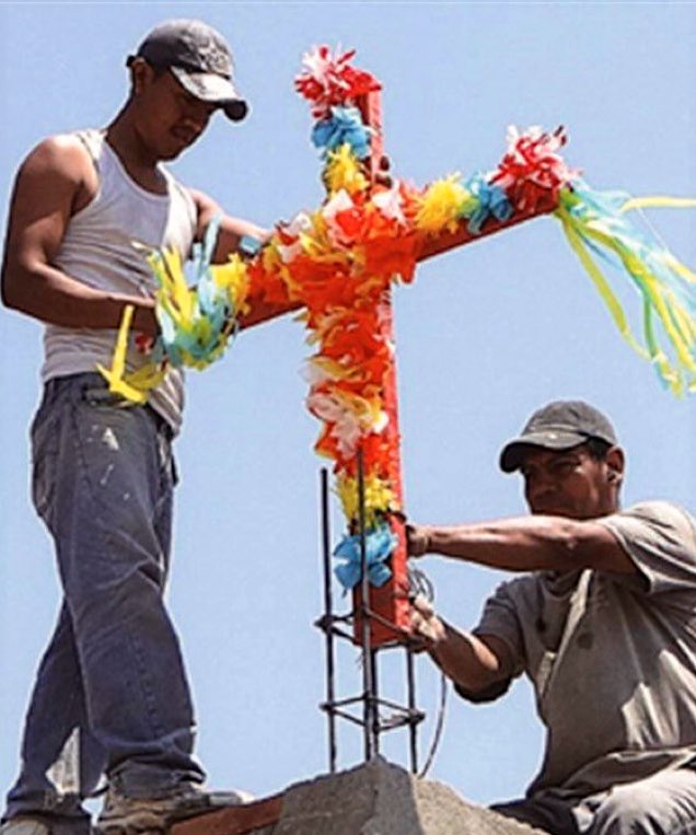 RasGatito's tweet photo. Felicidades a todos mis amigos de la construcción, en este día "De la Santa Cruz", espero sufran mucho al morir, pa' que agarren chilo los cimientos. https://t.co/jcsOfKmNEJ