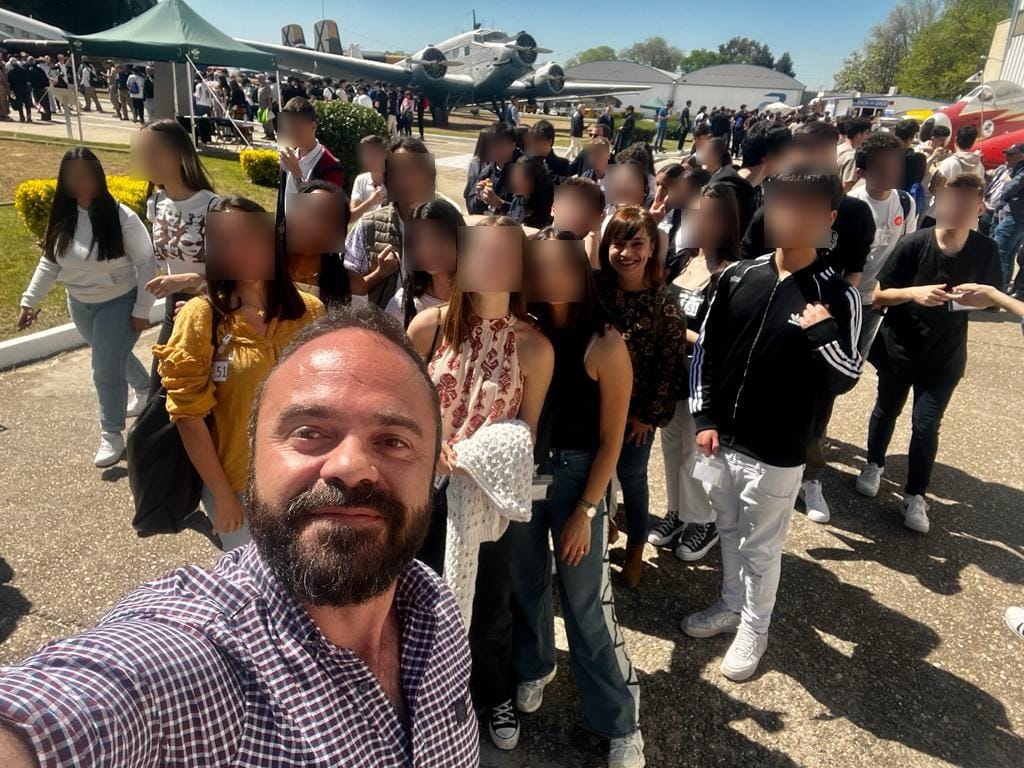 IESElCarrascal's tweet image. El pasado 18 de abril, quince alumnos de 2º de Bachillerato viajaron a las instalaciones del Museo del Aire y del Espacio de Madrid, situado en la Base Aérea de Cuatro Vientos, para participar en la VI edición del concurso escolar ‘Vuela con tu Historia’.