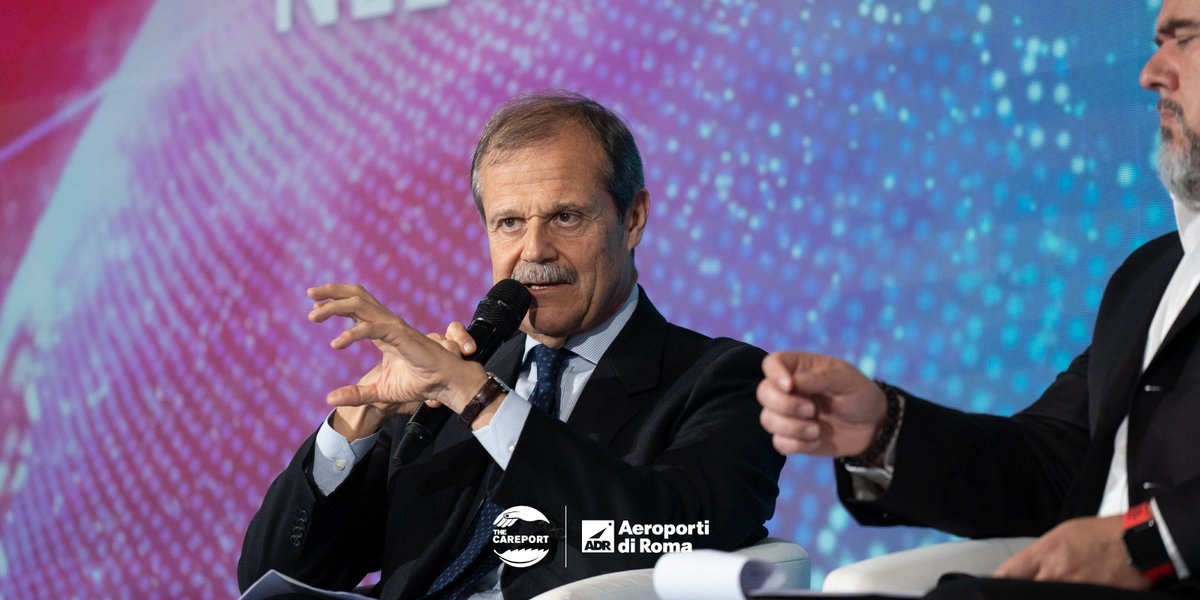 Aeroporti di Roma (@AeroportidiRoma) on Twitter photo 2023-05-03 20:46:53 Nel T5 dell’aeroporto di Fiumcino si è svolto l’evento “Trasporti: nel cuore dell’economia 2023” organizzato dal @sole24ore , volto ad aprire una finestra su questo mondo, attraverso una serie di focus sulle varie modalità e le voci delle molteplici realtà che lo caratterizzano. Nel T5 dell’aeroporto di Fiumcino si è svolto l’evento “Trasporti: nel cuore dell’economia 2023” organizzato dal @sole24ore , volto ad aprire una finestra su questo mondo, attraverso una serie di focus sulle varie modalità e le voci delle molteplici realtà che lo caratterizzano.