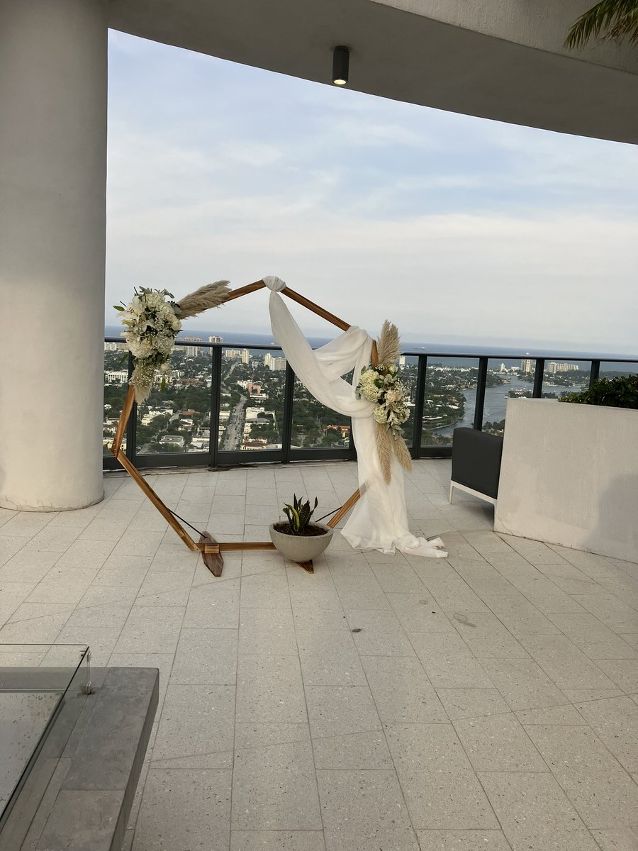 LadyofHarp's tweet photo. Rooftop wedding….#harp #harpist #music #musician #strings #wedding #eventmusic #FortLauderdale #Broward https://t.co/iFQx2XcihE