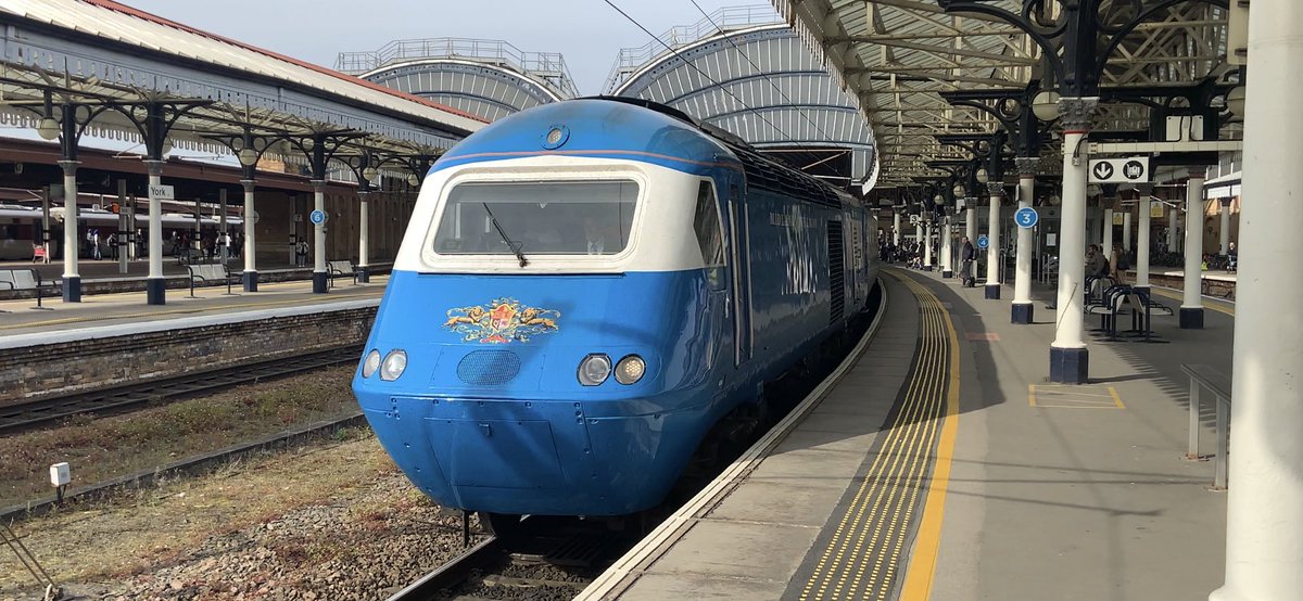 Richphillips50's tweet photo. Lady Luck on my side today as I didn’t realise The Blue Pullman was coming in while I was waiting for 2z02 so here’s 43055 and 43046 on 1 z44 on their way to Maidenhead #hst #125 #thebluepullman https://t.co/Wh7lVPpD8c