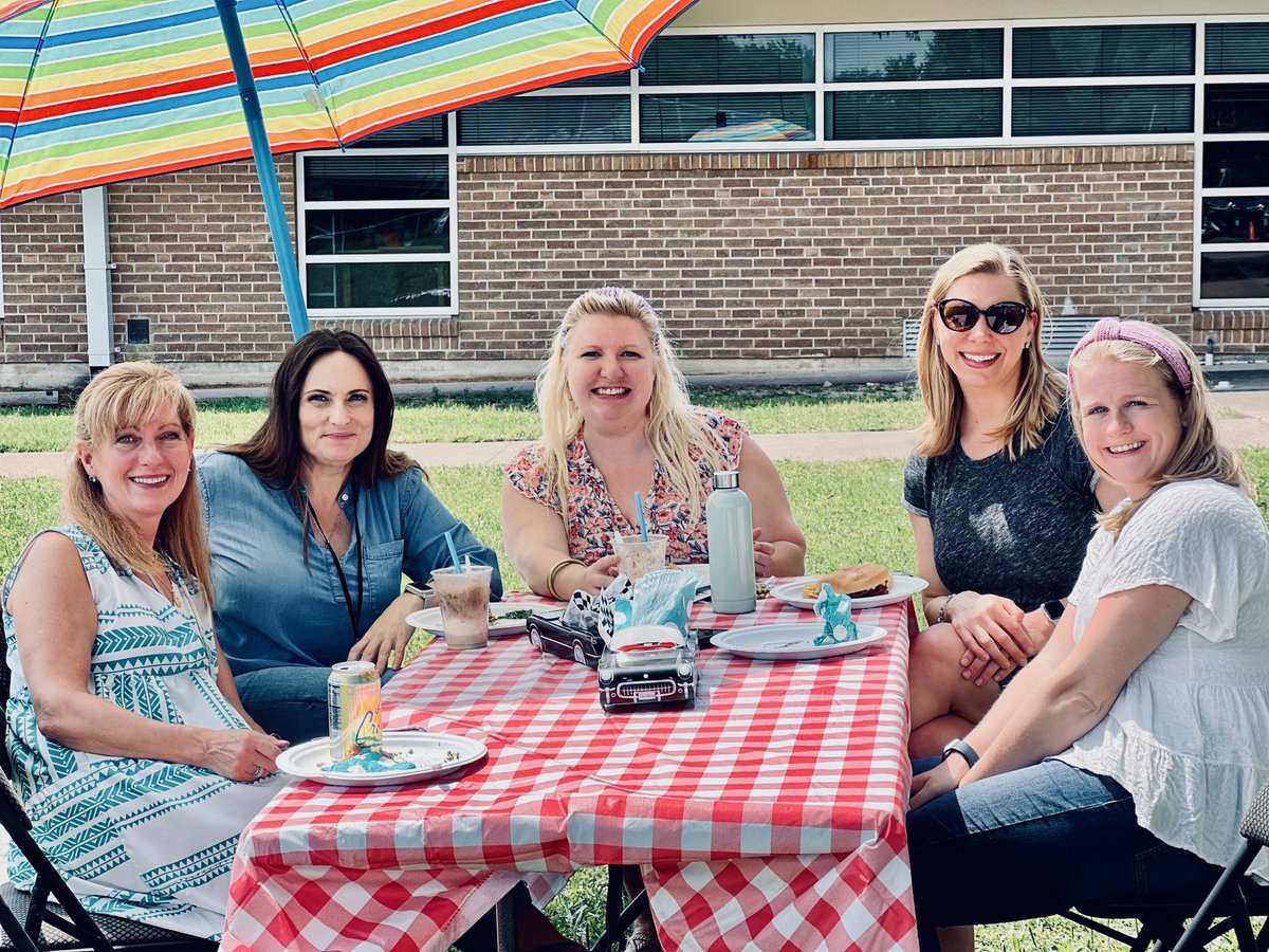 We fired up the grill and double scooped the coke floats to show our CCE staff some love on this beautiful day!! 

Shout out to Cougar Dad Ryan Miles for flipping burgers. 🍔💙🙌🏼

#ccecougars #teacherappreciationweek #cougarpride