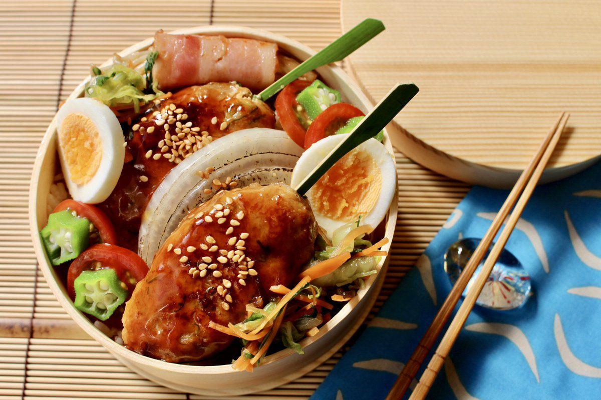 ItamaeKitchen's tweet photo. 板前キッチンのお弁当シリーズ🍱
蓋のことは忘れちゃお
ハミ出る美味さ🔥とりつくね弁当〜
ちょっとの工夫で彩りのバランスも🙆‍♂️
美味しそーって思ったらリツイート🔁
みんなにシェアして作ってみてね❗️
#お弁当
#つくね
#おうちごはん
#弁当
#わっぱ弁当 https://t.co/luacEq3Gdb