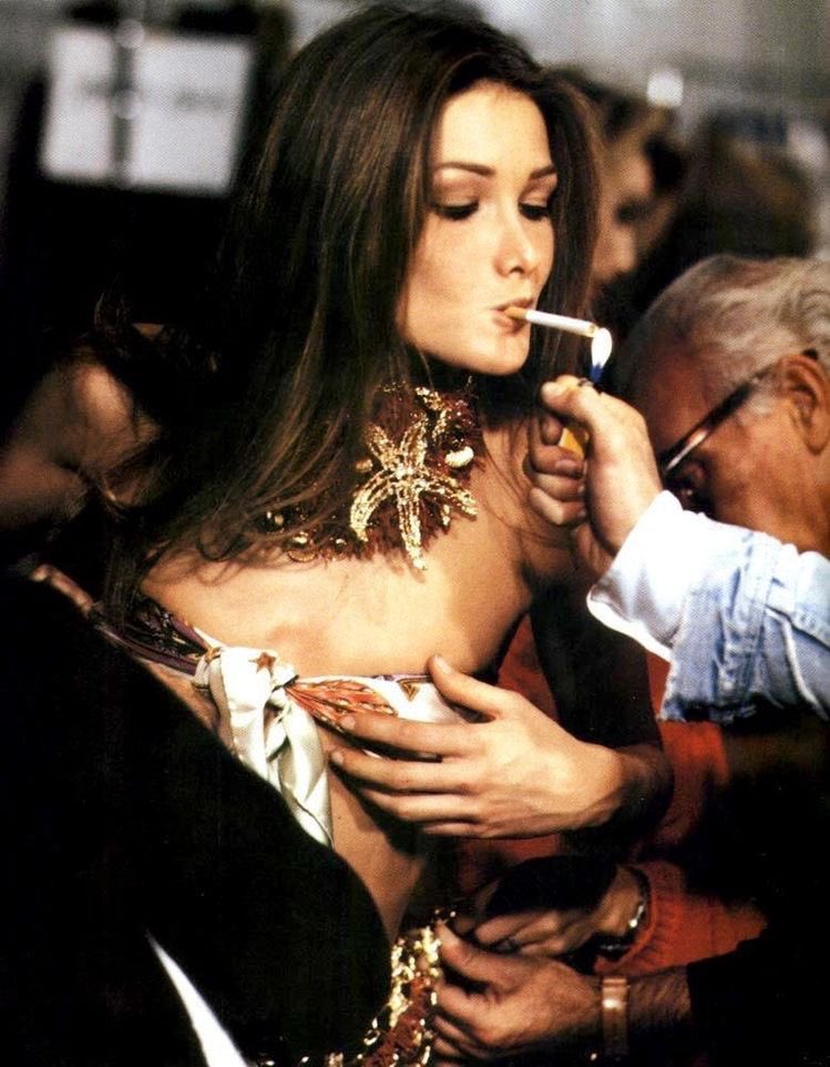 yasmeenslefthip's tweet photo. Carla Bruni backstage
#Carlabruni #90smodel #supermodel https://t.co/KULlSG2fEu