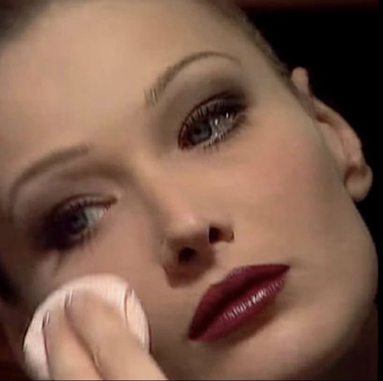 yasmeenslefthip's tweet photo. Carla Bruni backstage
#Carlabruni #90smodel #supermodel https://t.co/KULlSG2fEu