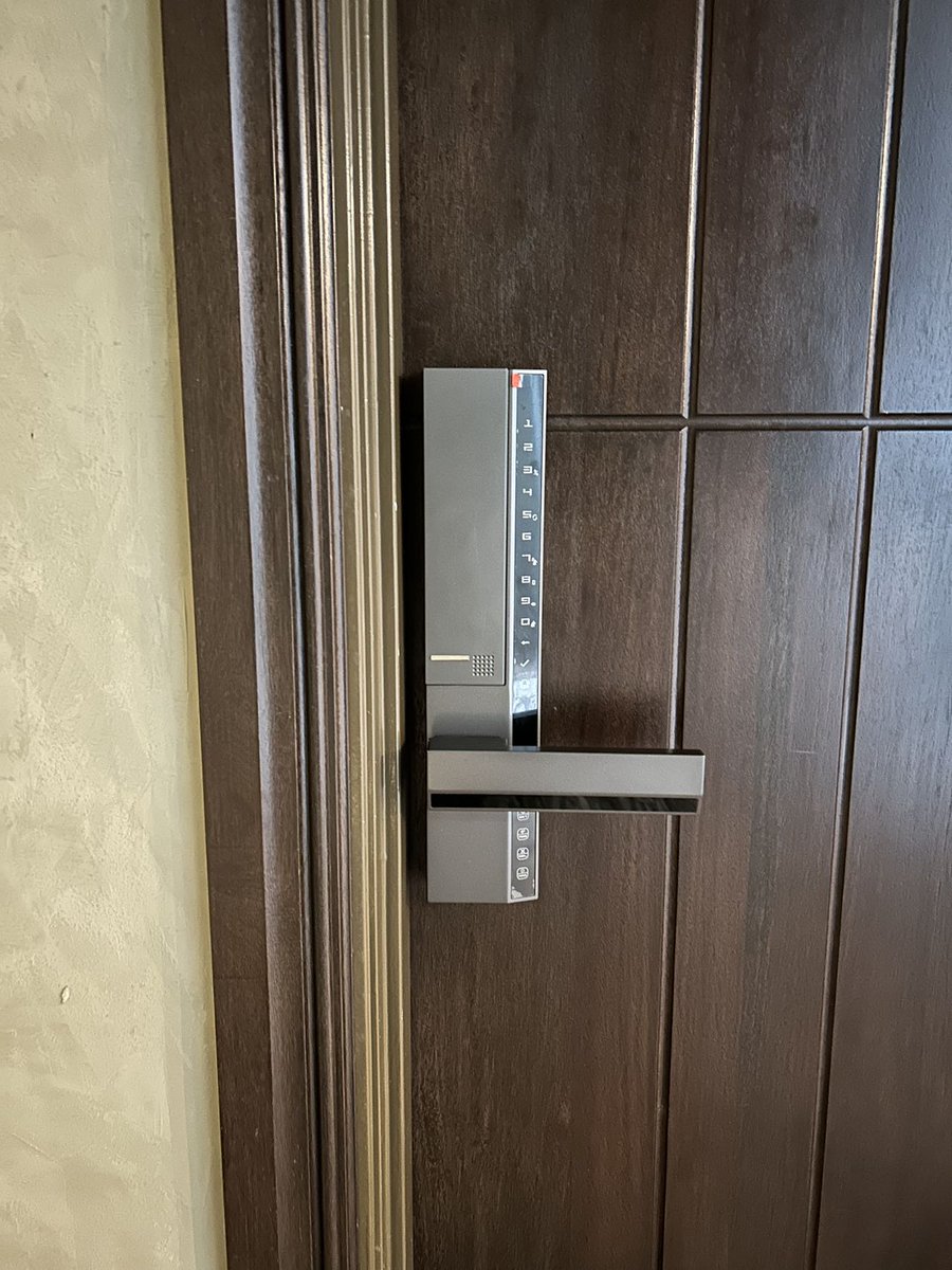 Happy Installation of the day!
SECURAM high-security finger vein smart lock V8!
Finger vein authentication
#smartlock #smartdoorlock #door #lock #doorlock #digitaldoorlock #digitallock #electronicdoorlock #electroniclock #cerradurainteligente #cerraduradigital #puerta