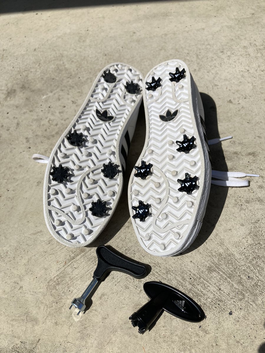 ogapanmen's tweet photo. ゴルフ始めて初のスパイク��換⛳️
購入したスパイクの付属レンチが
純正には合わず
結局２つめのレンチ購入😅

左が交換前で右が交換後
#ゴルフ　#ゴルフ初心者　#adidasOriginals https://t.co/uPj3LjPpTt