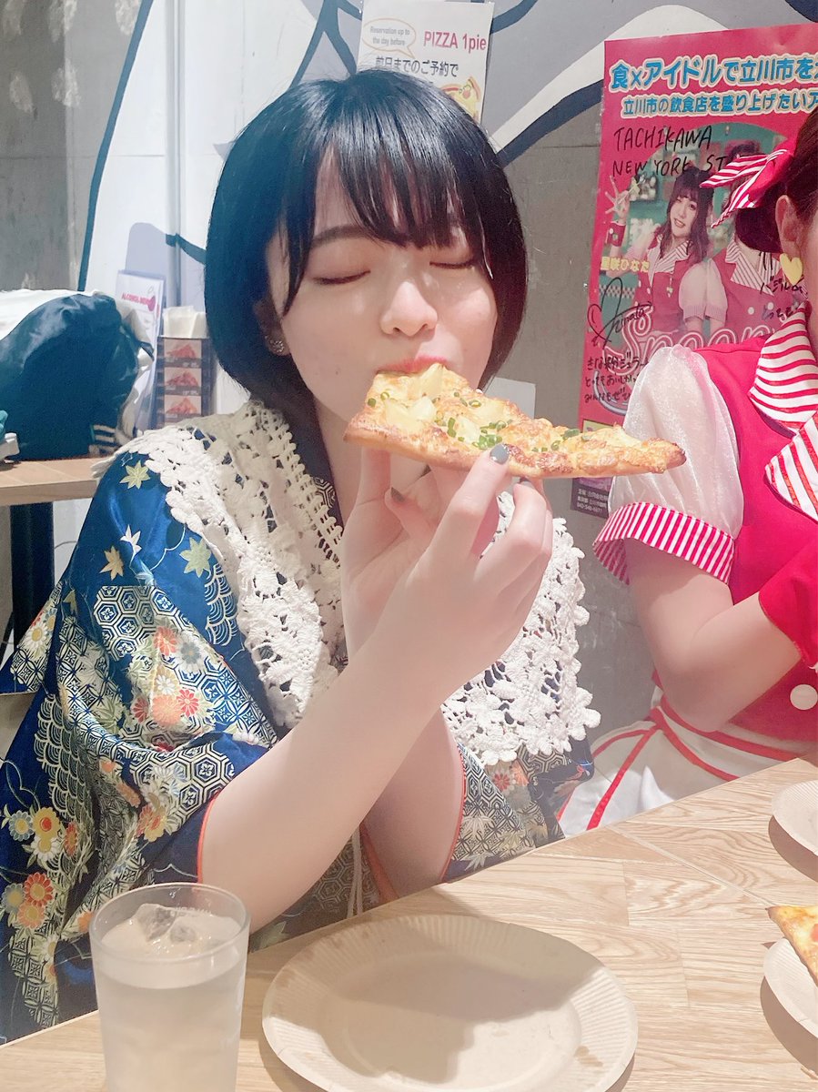 DSP_tachikawa's tweet photo. 💛🧡DSPオフショット💜💙

お世話になっている立川駅北口のNY STYLE PIZZA Vさん @newyork_v にて配信をさせて頂いたSpoon'sとOHASHI✨
大きなピザ🍕をペロリと食べていました♪

5/5に開催される食べ放題イベントにてSpoon'sが歌わせて頂きます‼️
ご来店お待ちしております‼️

#Spoons #ピザ #立川市 https://t.co/Imjdro8Q7w