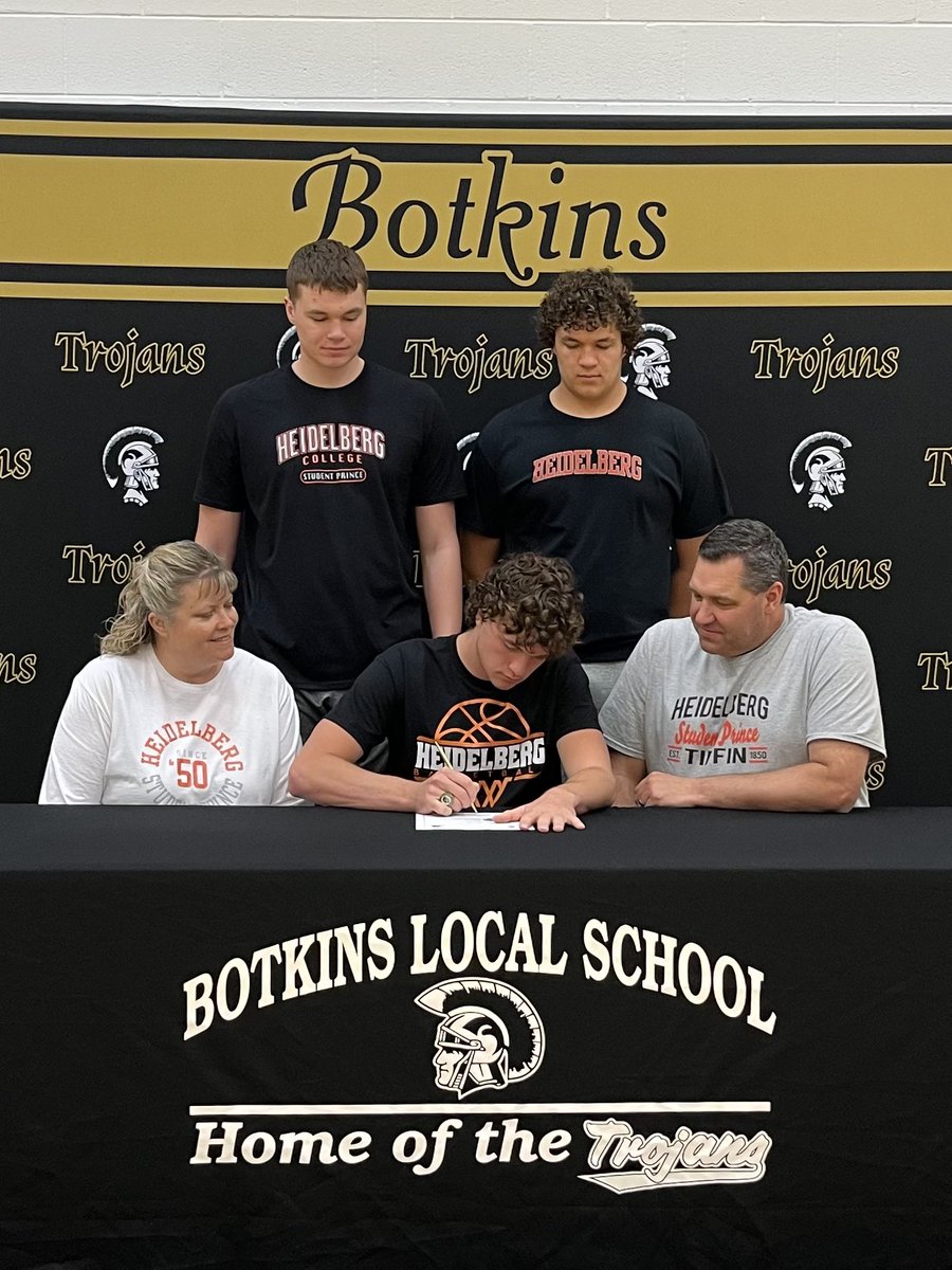 Botkins senior Carter Pleiman signed his NLI to continue his basketball career at Heidelberg University next year.

Pleiman was SCAL Player of the Year as a senior and a 2nd team All-Ohioan, scoring 19.1 per game. He also started on the 2021 State Title team.

📷: <a href="/BotkinsHoops/">Botkins Basketball</a>
