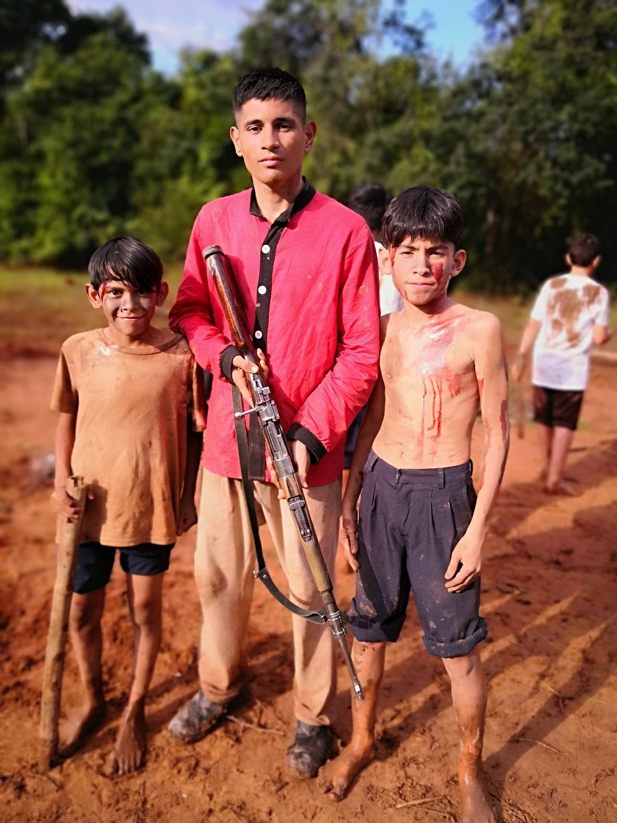 Los dos son mis hijos, Enzo nació de mi vientre Luisito nació de mi corazón ❤️ son futbolistas y hoy por hoy están grabando una Película sobre la Batalla de los niños de Acosta Ñu..
Mamá modo Orgullosa 😊✨