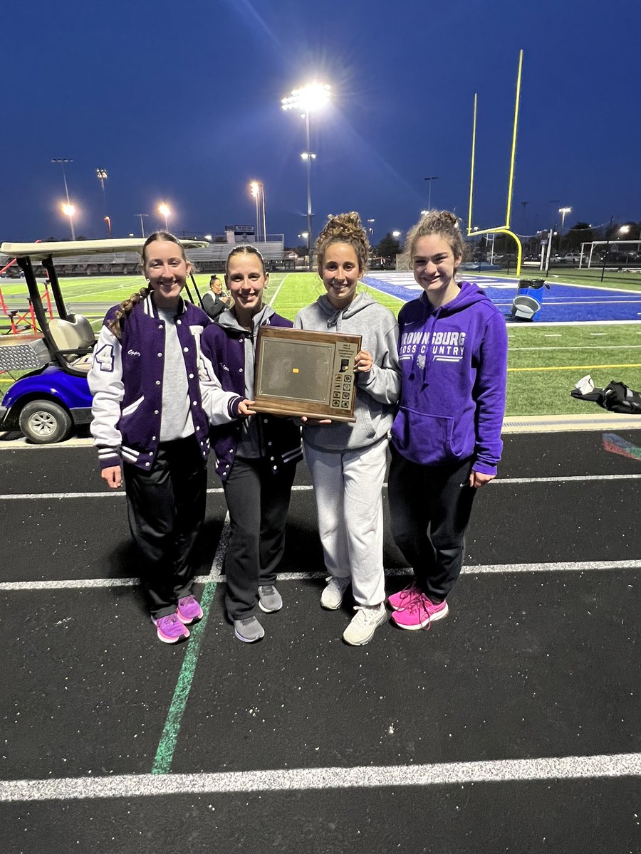 BHSDogsTrack's tweet image. 4x800 started us off with a 3rd place HCC finish with a season best time of 9:51.85! 🥉 

Mackenzie Williams: 2:24 PR! 🔥
Sophia Dawson 2:27
Hannah Oppy 2:28
Eva Altschul 2:31