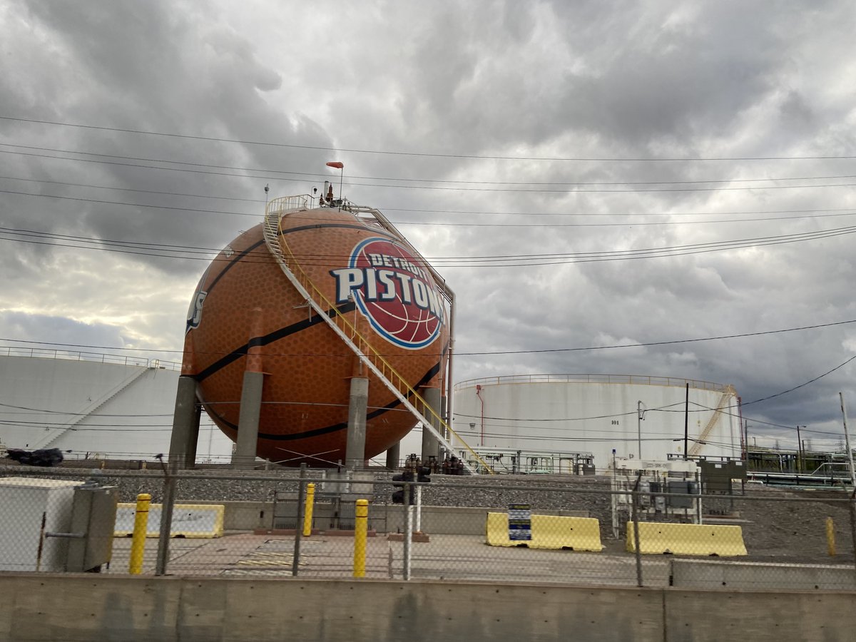 Today we took field trips to two neighbourhoods in Detroit metropoltan area. Brimingham was a affluent community with good building facade and high walkability. Unfortunately, neighbourhood in the inner city experienced serious deterioration. #PLPR2023