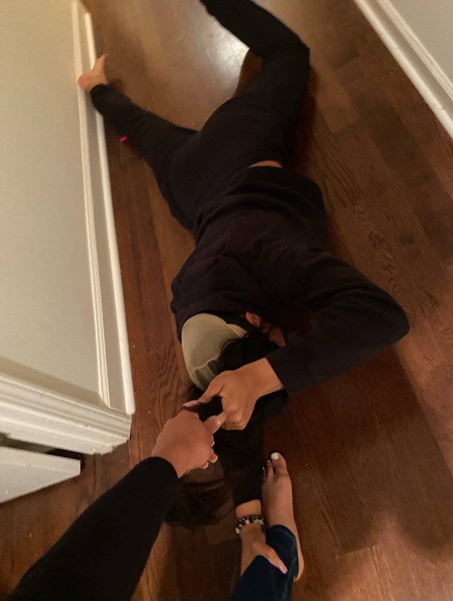mskuromi8's tweet photo. me tryna beg my girl to stay with me https://t.co/WqIQuwDvLS