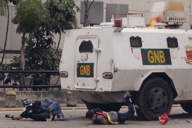 BolcheLiberal1's tweet photo. Que dijo la @CIDH cuando las tanquetas del régimen Chavista, aplastaba a los manifestantes??? https://t.co/HwXK7I80D5