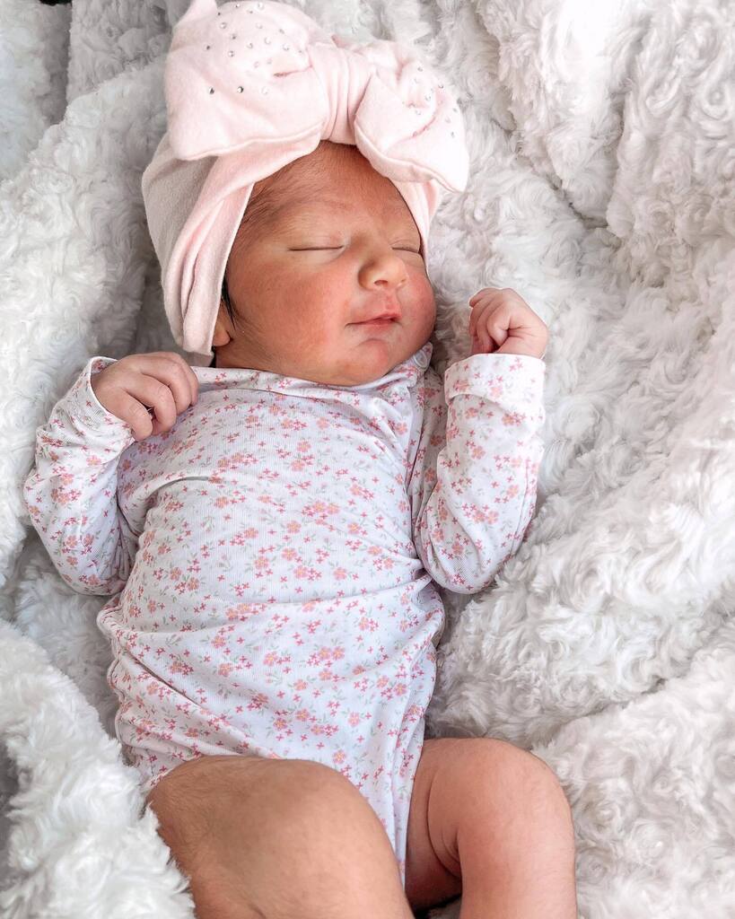 1 week old today 🥹💕🌸 Soaking in every single minute with our sweet princess Sarina! •
•
#nextwithnita #nwnbaby #1weekold #oneweekold #newbornphotography #newbornbaby #newbornphoto #babygirl #girlmom instagr.am/p/CrzVa6juZOS/