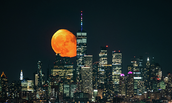 capturedthispro's tweet photo. New artwork for sale! - "Moon rise near One World Trade Center" - https://t.co/9DbVredlWY @shoppixels https://t.co/CLQysRlZBx