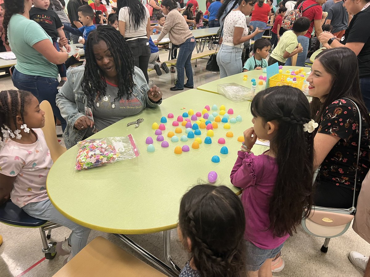 deSantiago_AISD's tweet photo. Our Academic night last week was a huge success ππ! We are so proud of the community we serve and continue to help grow #Wegrowgraduates @AldineISD @Primary_AISD https://t.co/QhyOltUEyQ