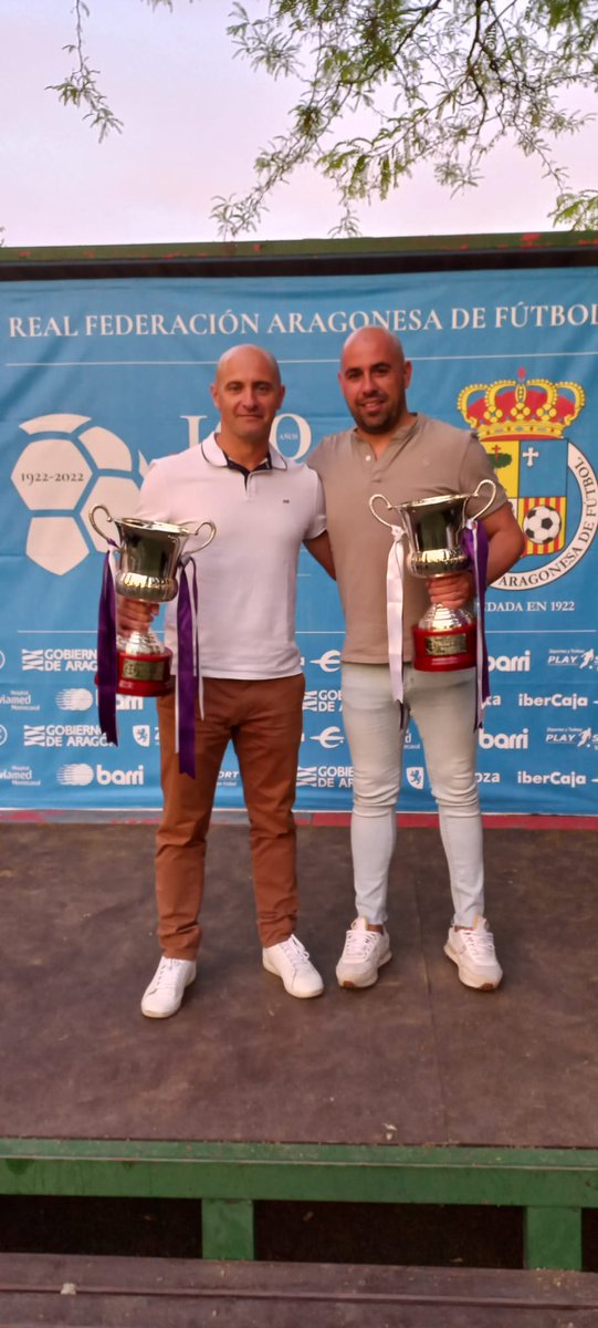 Una vez más MUCHAS GRACIAS a @futbolaragon, por habernos hecho pasar un día tan inolvidable como el de hoy, no hay palabras para todo el agradecimiento que no habéis dado. Se os echara mucho de menos.
@AitorPardo78 
#campeonatodeespañasub16
#faseplata
#bicampeones