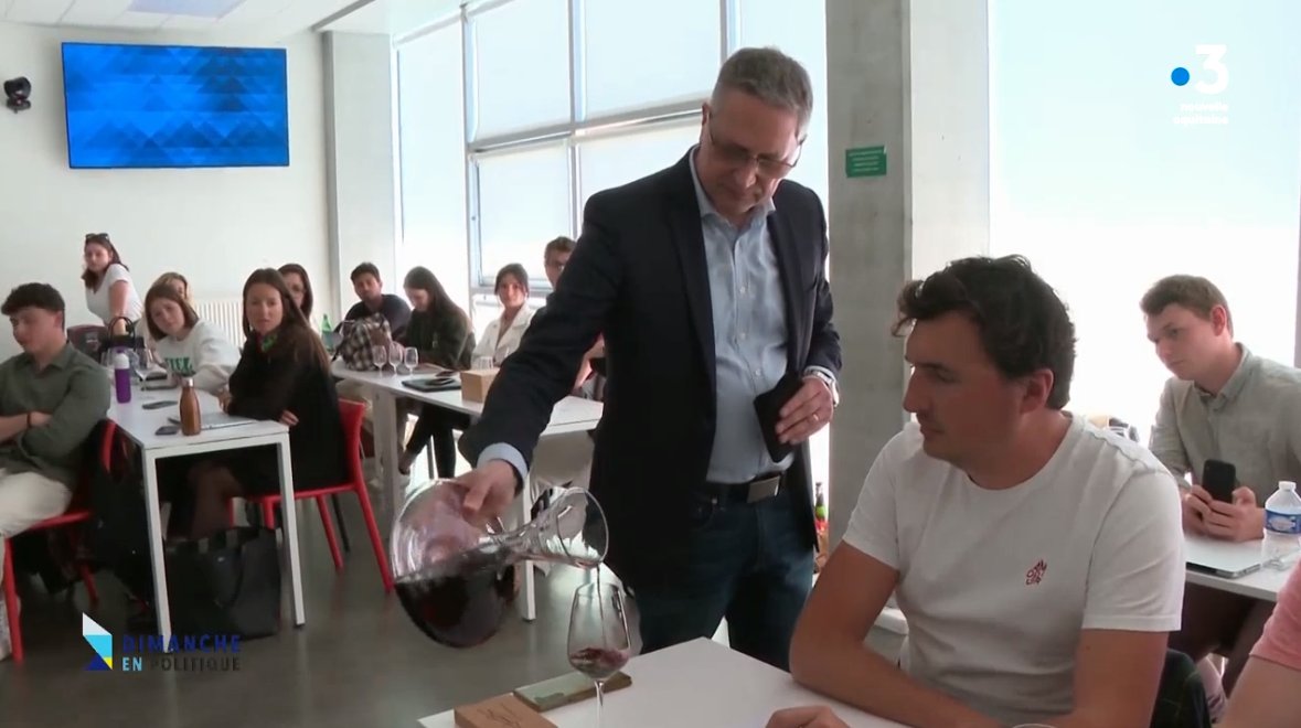 [REPLAY] 🎥@kedgewine a participé au reportage ‘Alerte rouge sur le vin de Bordeaux’ diffusé sur @France3tv  Nouvelle Aquitaine. L’occasion de mettre en lumière nos étudiants, les équipes et les apprentissages.
Rendez-vous à [43:59]😉
france.tv/france-3/nouve…