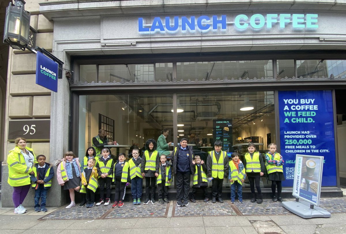 MrsReillyPT's tweet photo. A well deserved treat for our @RiversideGovan citizenship winners to Launch Coffee on Bothwell Street. 🥳🍰🍪☕️Thank you @LaunchFoods for all you do for our pupils! We are very grateful! #partnerships #equity 🤝 https://t.co/fZdIp8pddy