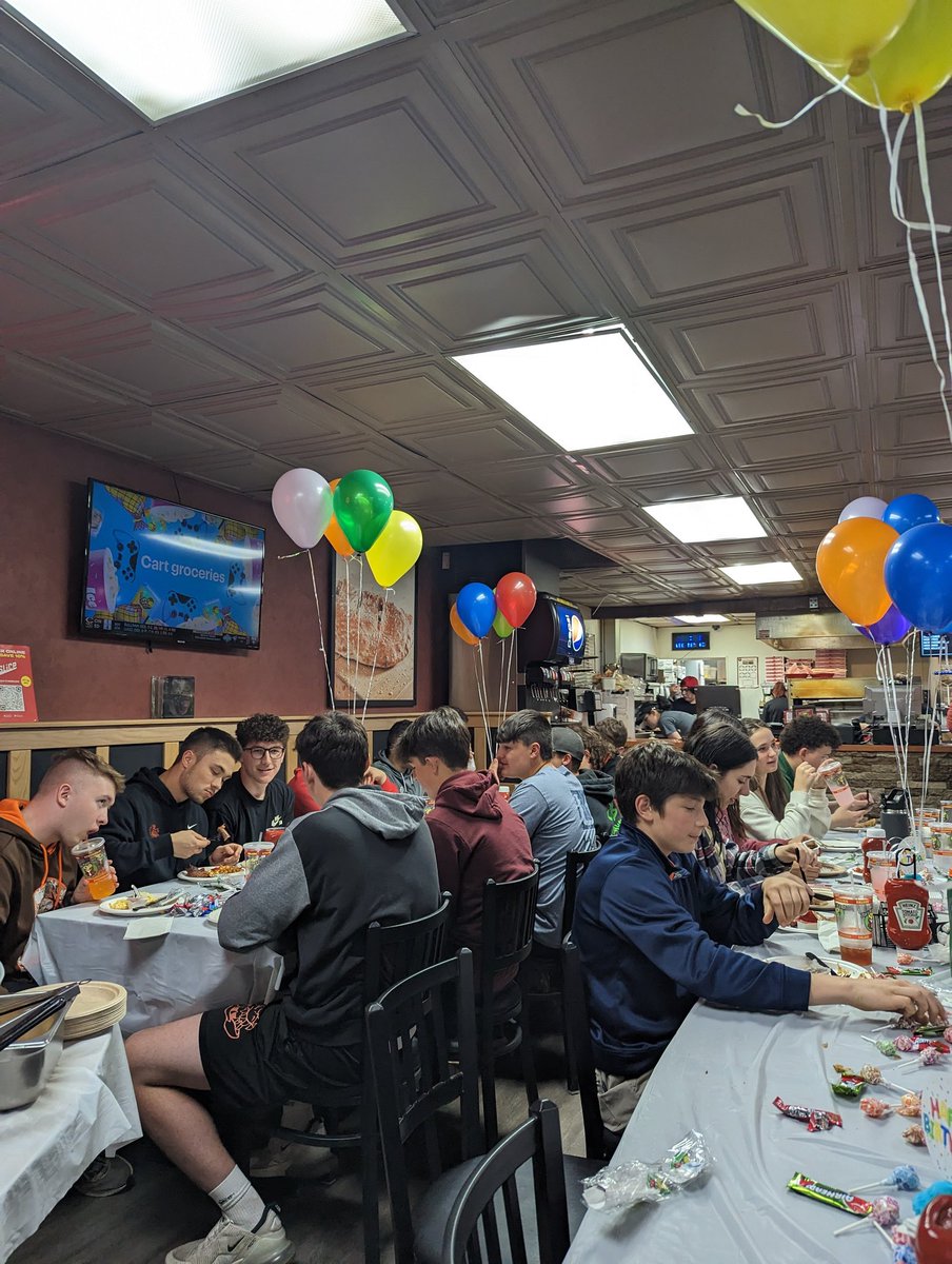 Happy Birthday to freshman catcher Aiden Bliss!!  Celebrating together <a href="/FoxsPizza/">Foxs Pizza Den</a> 🎂⚾🍕

#GoGators #family