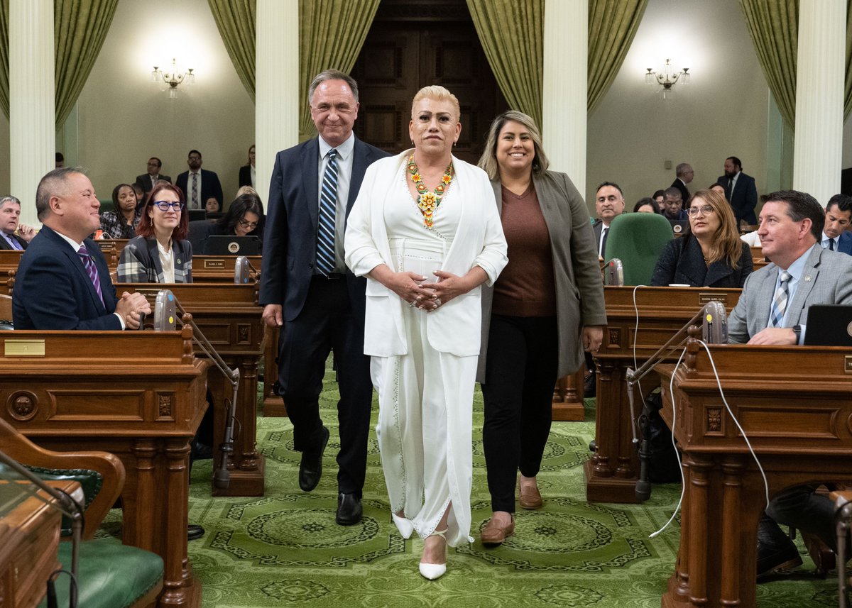 I had the privilege of nominating and escorting @YoSoyLABamby down the Assembly floor with @SenatorMenjivar for the @LatinoCaucus's Latino Spirit Awards. I applaud Bamby's work as a fearless transgender Latina activist & advocate who never gives up. #TransRightsAreHumanRights