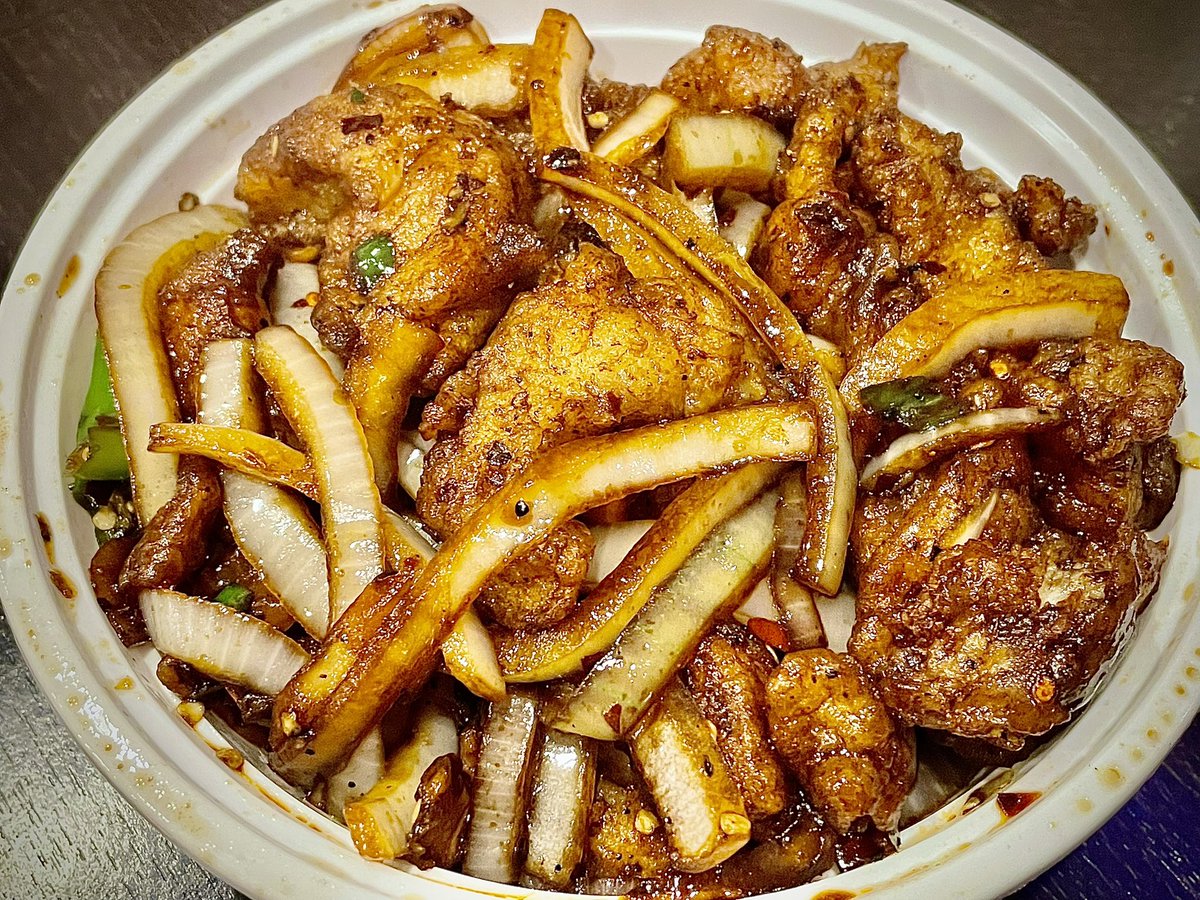 It’s time for another edition of #wednesdaysinscarborough. This week we visit Lucky Chinese Restaurant (3774 Lawrence Ave E) for the best Hakka Chilli Fish around. Huge portion with lots of protein. The chilli &amp; onion gravy is served dry, packing a punch. Great dish! 🇮🇳 🇨🇳