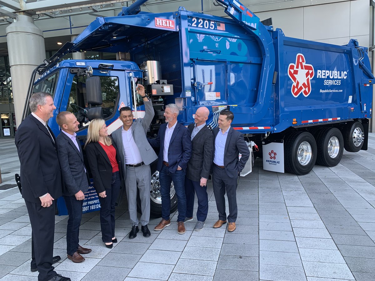 Congratulations to Felix M. on being named the National Residential Driver of the Year by @wasterecycling. For 26 years, Felix has gone the extra mile to help customers and his team. Read more: ow.ly/I3cf50Of61t #SustainabilityinAction