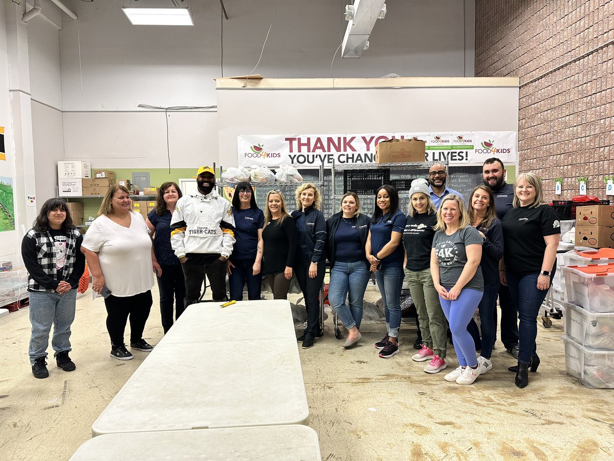 Simoni_Lawrence's tweet photo. Privilege to pack food tonight with @FirstOntarioCU  for @Food4KidsHamOnt  big difference makers! 💛🖤💪🏾 #21  @Ticats https://t.co/Ml3WkrxxQG