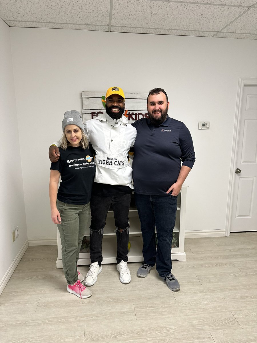 Simoni_Lawrence's tweet photo. Privilege to pack food tonight with @FirstOntarioCU  for @Food4KidsHamOnt  big difference makers! 💛🖤💪🏾 #21  @Ticats https://t.co/Ml3WkrxxQG