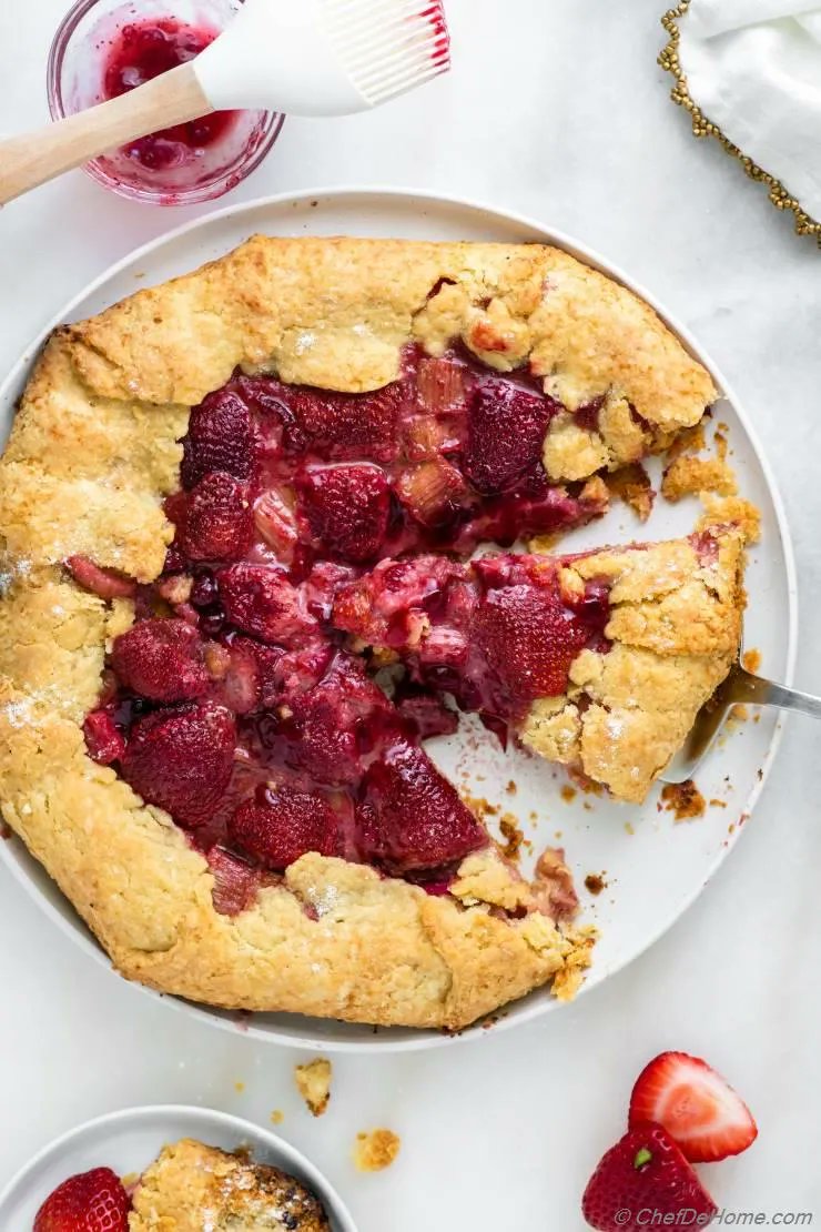 #RecipeOfTheDay 
👉Strawberry Rhubarb Galette
🔗bit.ly/3FAt8Y6 
This simple #dessert is perfect finish to a summer weekend meal. Fresh strawberry and rhubarb galette with homemade flaky pie crust and a delicious almond meal filling. #springrecipes