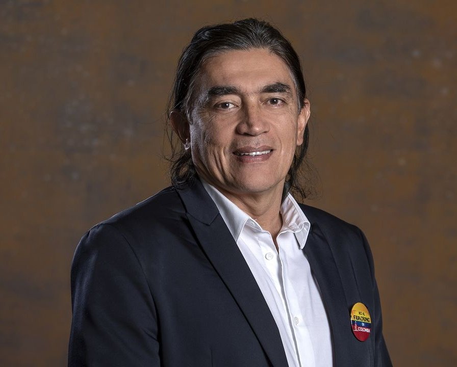 eleccionescolom's tweet photo. #ATENCION 
En segunda vuelta a la Alcaldía de Bogotá, por quién votaría?

🔁 Gustavo Bolivar @GustavoBolivar
♥️ Juan Daniel Oviedo @JDOviedoA 

No olvides seguirnos.😉 https://t.co/cGcNJIfHB4