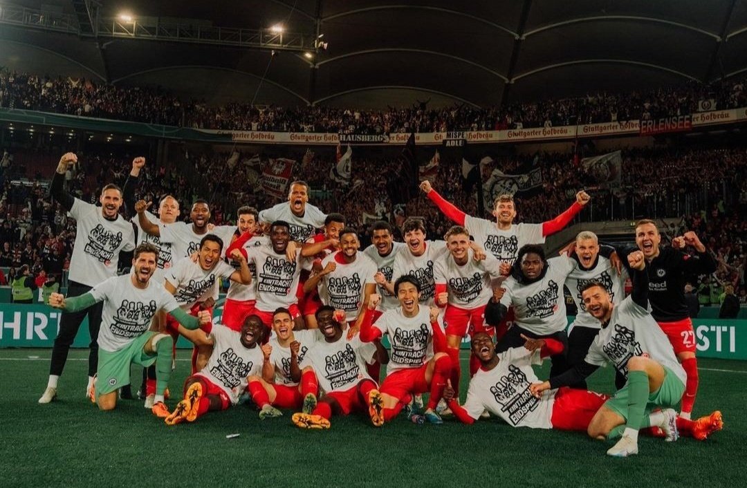 Frankfurt le ganó 2-3 a domicilio al Stuttgart y avanzó a la final de la #DFBePokal 🇩🇪. Ndicka, Kamada y Kolo Muani en los goles del Eintrancht. Anotaron Tomas y Millot para los Rojos, mientras que Sosa fue expulsado. Los Águilas jugarán la finalísima ante Leipzig.